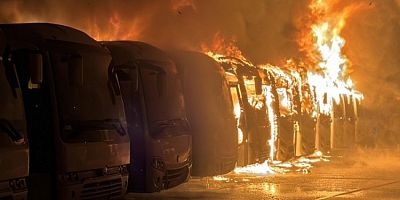Kocaeli'de servis otoparkında yangın! 15 araç alev alev yandı
