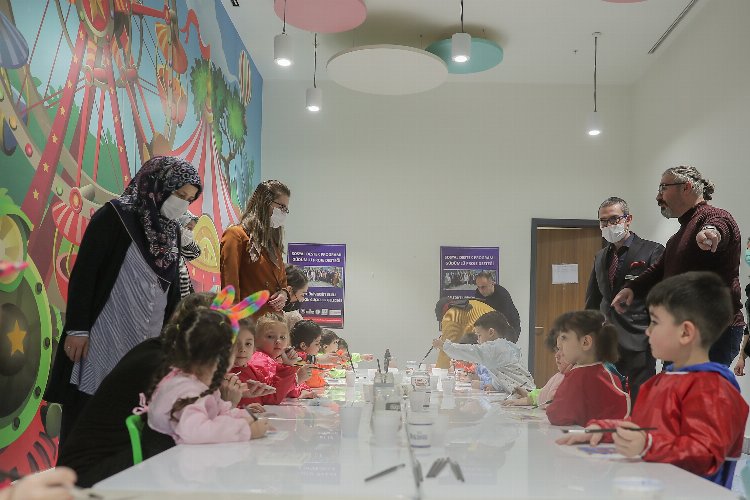 Kütahya'da minik elleriyle çini boyadılar