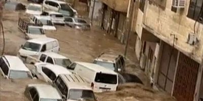 Mekke'de sel: Çok sayıda yol trafiğe kapatıldı