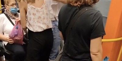 Metroda yer verme yüzünden çıkan tartışma kameralara yansıdı 