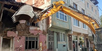 Metruk binaların yıkımı sürüyor 