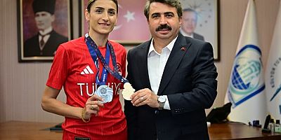 Milli Tekvandocu Hatice Kübra İlgün, madalya sevincini Yıldırım Belediye Başkanı Oktay Yılmaz’la paylaştı