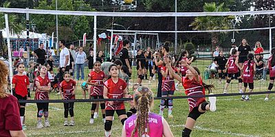 Mini Voleybol Şenliği’nde Çocuklar Madalyalarını Aldı