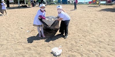 Minik gönüllülerden İznik’te sahil temizliği