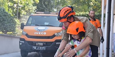 Minik itifayeciler göz kamaştırdı!