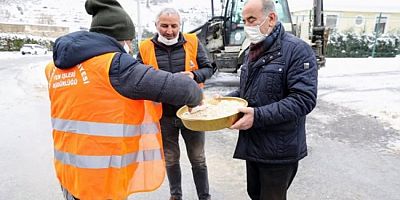 Mudanya'da karla mücadele ekibine çay ve helva ikramı
