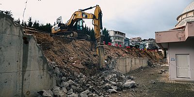 Nilüfer'de çöken istinat duvarı yenileniyor