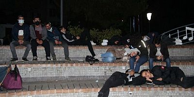 Öğrenciler geceyi parkta geçirdi, vali ‘yurt talepleri yok’ açıklaması yaptı