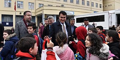 Öğrencilerden Başkan Dündar’a sevgi gösterisi