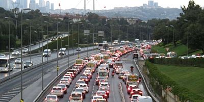 Okullar açıldı trafik kilitlendi