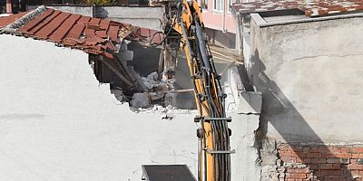 Osmangazi Belediyesi’nden tarihi koruyan yıkım