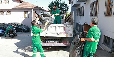 Osmangazi’de kötü koku yayan çöp ev temizlendi
