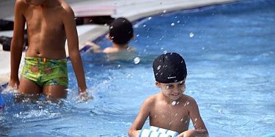 Osmangazi’de minikler yaz tatilinde yüzmeyi öğrendi