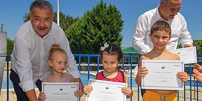Osmangazi’de yüzme eğitimi sertifikayla taçlandı