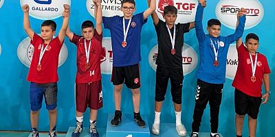 Osmangazi’nin şampiyon güreşçileri başarıdan başarıya koşuyor 