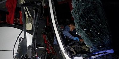 Otobüs tıra çarptı: 1 ölü 43 yaralı