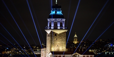 Restorasyonu tamamlanan Kız Kulesi ışık ve lazer gösterisiyle ziyarete açıldı