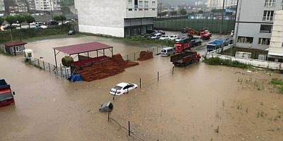 Rize'de sel felaketi: 3 kişi kayboldu