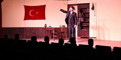 ‘Şair, Şiir, Şuur’ oyunu tiyatroseverler ile buluştu