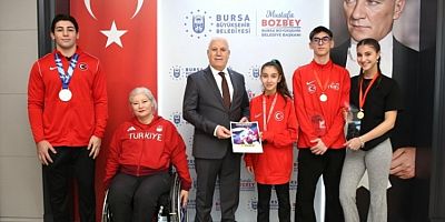 Şampiyon sporculardan Başkan Bozbey’e ziyaret