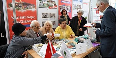 Şenal Sarıhan ve Zeki Sarıhan'a kitapseverlerden yoğun ilgi