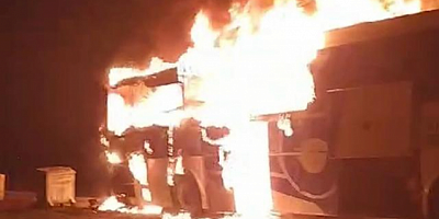 Seyir halindeki yolcu otobüsü alev aldı!