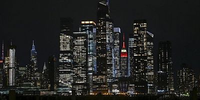 Tarihi Empire State binası kırmızı beyaz renklerle ışıklandırıldı