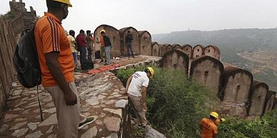 Tarihi kulede facia: Selfie çekerken can verdiler