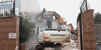 Tarihi surları tehdit eden riskli bina yıkıldı