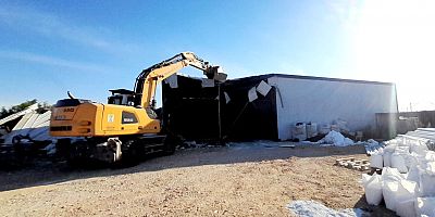 Tarım arazisine inşa edilen kaçak depo yıkıldı