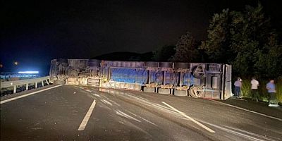 TEM'de tır devrildi, yol trafiğe kapatıldı