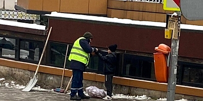 Temizlik görevlisinin hareketi yürekleri ısıttı