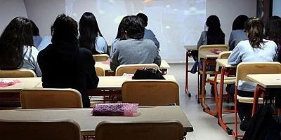 Teneffüs süreleri, devamsızlık, sınıf geçme puanı! MEB’in yeni kararları Resmi Gazete’de...