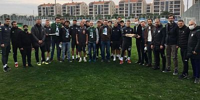 Timsah'a baklava dopingi!