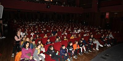 Tiyatro perdesi çocuk ve gençler için açıldı