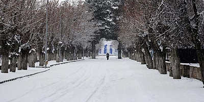 Türkiye beyaza büründü! Kar şiddetini iyice artırdı, İstanbul ve Ankara dahil 40 ilde eğitime ara verildi