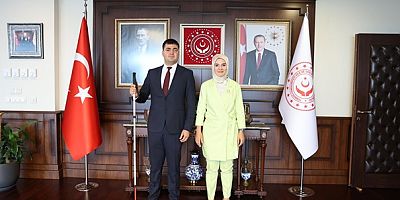 Türkiye'nin ilk görme engelli hakim yardımcısı görevine başladı