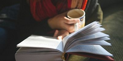 Tutuklu kadın kitap okuyarak serbest kaldı!