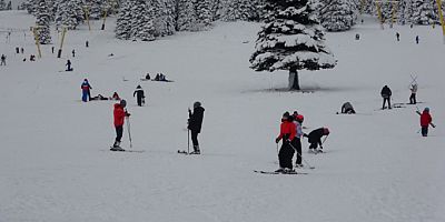 Uludağ'da kar kalınlığı 50 santimetreye ulaştı! Pistlere akın