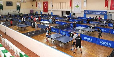 Ulusal Bursa Veteran Masa Tenisi Turnuvası başladı