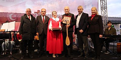 Usta Sanatçı Cahit Berkay Gençlerle Aynı Sahneyi Paylaştı