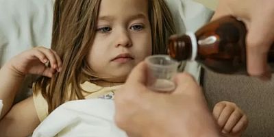 Uzmanlardan uyarı: 4 yaş altı çocuklarda öksürük şurubu risk oluşturuyor