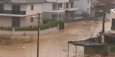 Yalova'da dere taştı, evleri su bastı!
