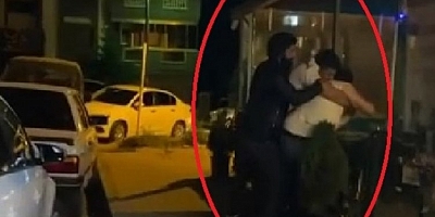 Yanındaki kadını sokak ortasında darbeden kişiyi tekme tokat dövdüler 