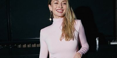 Yasemin Allen dekolteli elbise tercih etti!