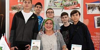 Yazar Halime Yıldız kitaplarını küçük okuyucuları için imzaladı 