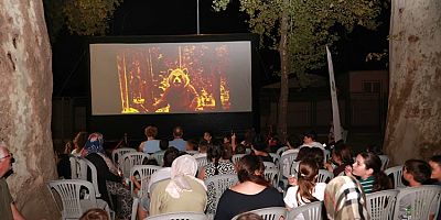 Yazlık sinema keyfi bu kez Veysel Karani mahallesi'nde yaşandı