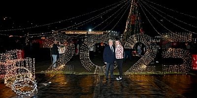 Yeni yıl coşkusu, Bursa Yeni Yıl Meydanı'nda yaşanıyor