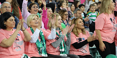 Yeşil beyaz tribünlerde pembe farkındalık