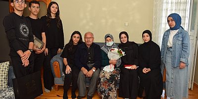 Yıldırım Blediyesi Değirmen Gençlik Gönüllüleri, ilçedeki şehit ailelerini, gazileri ve yaşlıları ziyaret edip hatırlarını soruyor.